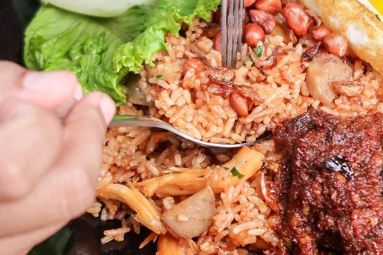 Nasi Goreng Putra Tegal: Rasa yang Menggigit Hati di Jantung Cilacap
